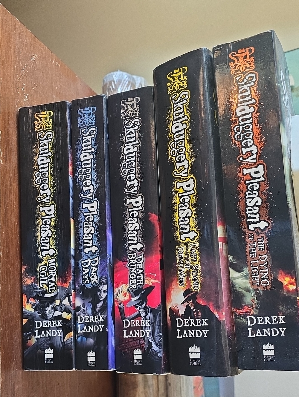 Derek Landy Skulduggery Pleasant Book Series - Black/Multicolor Spines